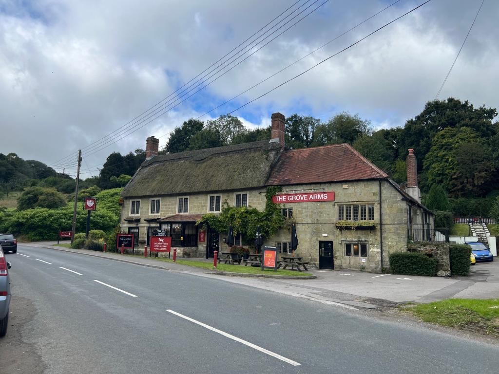 Lot: 119 - PUBLIC HOUSE ON SUBSTANTIAL PLOT - Main front photo
